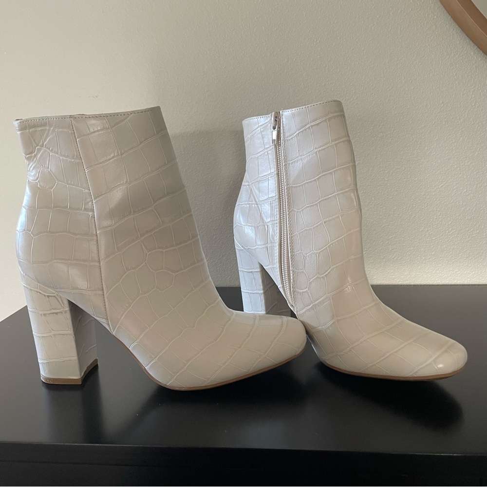Women’s Bamboo Calf Boots, White Crocodile Print, Size 8.5